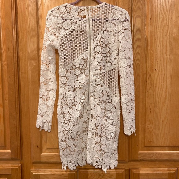 Selfie Leslie Reinhart Floral Asymmetrical Mesh Dress in White. - Picture 3 of 14